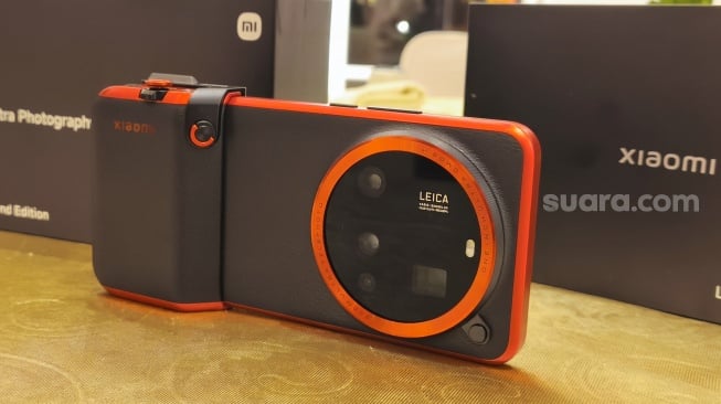 Xiaomi 15 Ultra Photography Kit Legend Edition ikut dirilis ke Indonesia 13 Maret 2025 bareng Xiaomi 15. [Suara.com/Dicky Prastya]