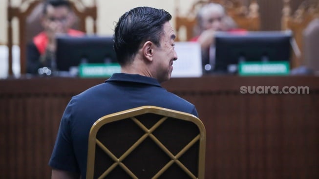 Menteri Perdagangan periode 2015-206 Thomas Trikasih Lembong atau Tom Lembong saat menjalani sidang dakwaan di Pengadilan Tindak Pidana Korupsi (Tipikor), Jakarta, Kamis (6/3/2025). [Suara.com/Alfian Winanto]
