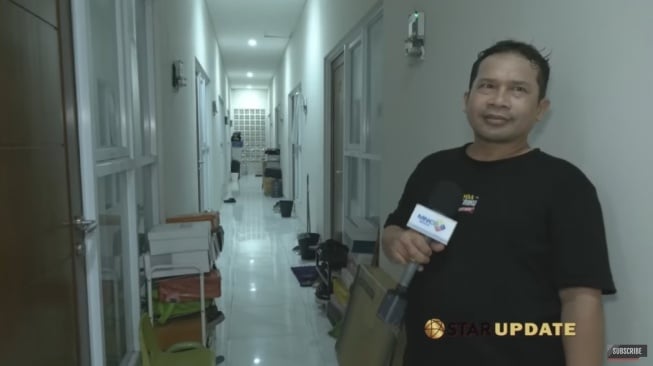 Penampakan koridor kamar di kos Nunung. [YouTube/STARPRO Indonesia]