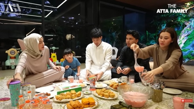 Menu takjil di rumah Aurel Hermansyah dan Atta Halilintar (YouTube)