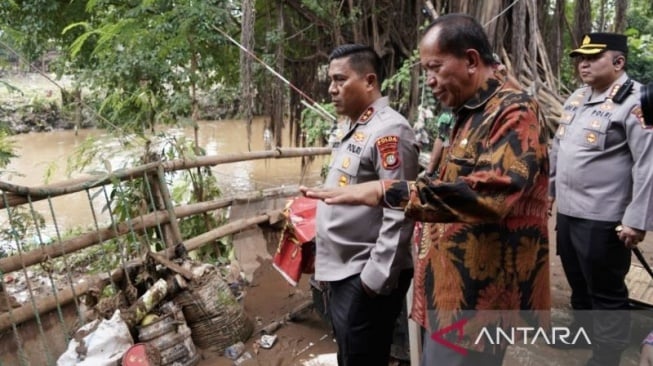 Kapolda Metro Jaya Irjen Pol. Karyoto didampingi Camat Pancoran, Alamsyah (kanan), saat meninjau langsung korban banjir di GOR Pengadegan, Jalan Pengadegan Timur I RT 02/01, Kelurahan Pengadegan, Kamis (6/3/2025). ANTARA/HO-Humas Polda Metro Jaya