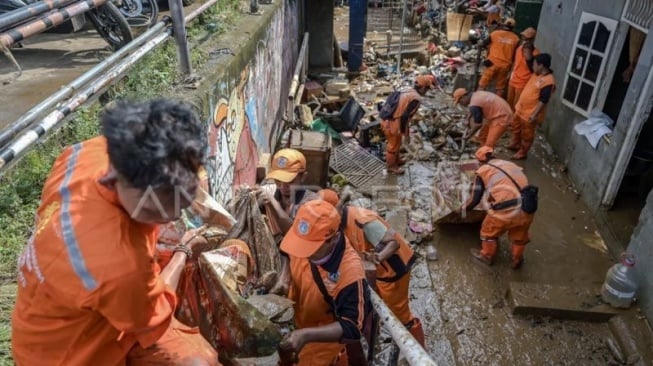 BPBD DKI Gelar Kerja Bakti Bersihkan Sampah dan Lumpur Sisa Banjir