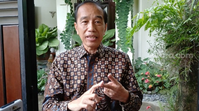 Presiden ke-7 Jokowi saat ditemui di kediamannya, Kamis (6/3/2025). [Suara.com/Ari Welianto]