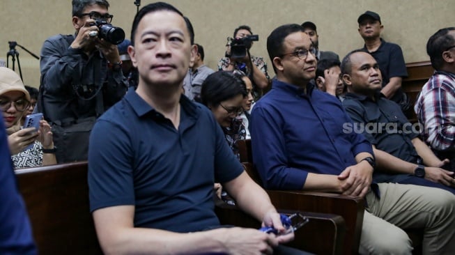 Menteri Perdagangan periode 2015-206 Thomas Trikasih Lembong atau Tom Lembong (kiri) dan Anies Baswedan (kana) saat akan menjalani sidang dakwaan di Pengadilan Tindak Pidana Korupsi (Tipikor), Jakarta, Kamis (6/3/2025). [Suara.com/Alfian Winanto]
