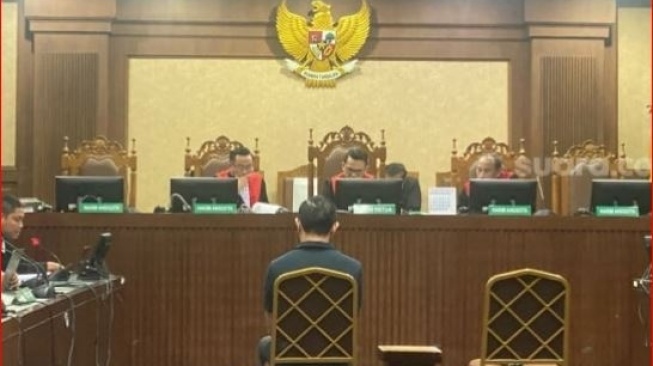 Eks Menteri Perdagangan Thomas Trikasih Lembong alias Tom Lembong saat menjalani persidangan di Pengadilan Tipikor, Jakarta, Kamis (6/3/2025). (Suara.com/Dea)