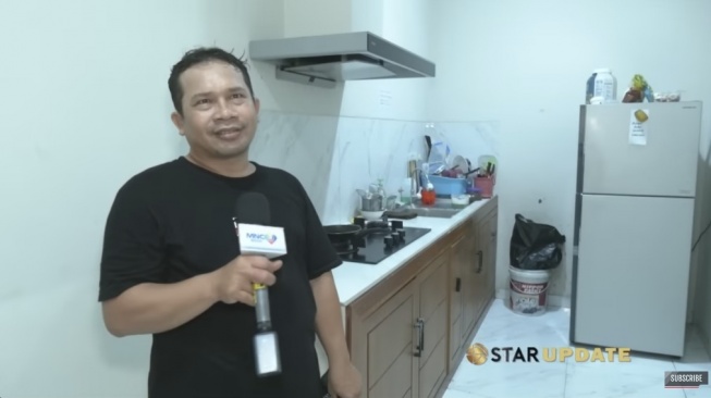 Penampakan dapur di kos Nunung. [YouTube/STARPRO Indonesia]