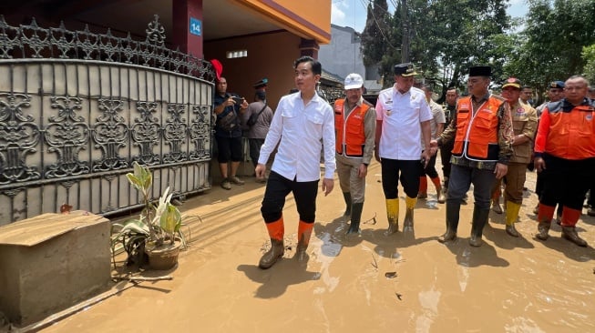 Kunjungi Lokasi Banjir, Rambut Klimis dan Outfit Gibran Jadi Sorotan Publik: Bersih Banget