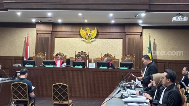 Sidang perdana kasus impor gula Tom Lembong di Pengadilan Tipikor Jakarta. (Suara.com/Dea)