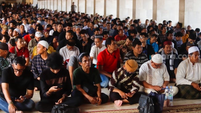 Umat Islam menunggu waktu berbuka puasa di Masjid Istiqlal, Jakarta, Kamis (6/3/2025). [Suara.com/Alfian Winanto]