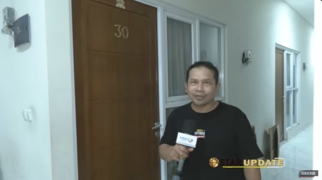 Penampakan pintu kamar kos Nunung. [YouTube/STARPRO Indonesia]