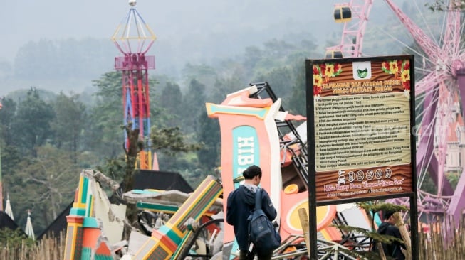 Warga mengamati bangunan yang telah dibongkar di tempat wisata Hibisc Fantasy Puncak, Kabupaten Bogor, Jawa Barat, Kamis (6/3/2025). [ANTARA FOTO/Lintang/Arf/nz]