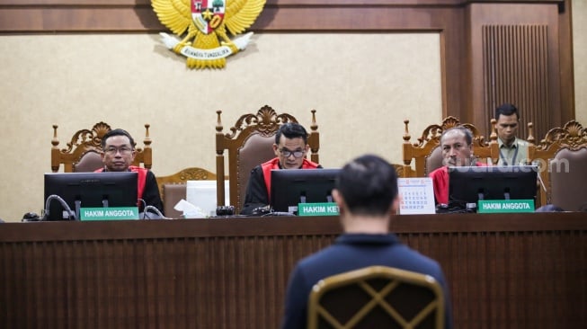 Menteri Perdagangan periode 2015-206 Thomas Trikasih Lembong atau Tom Lembong saat menjalani sidang dakwaan di Pengadilan Tindak Pidana Korupsi (Tipikor), Jakarta, Kamis (6/3/2025). [Suara.com/Alfian Winanto]
