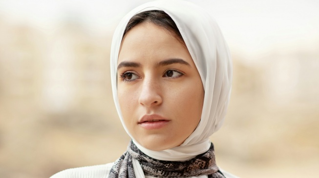 gamis putih untuk lebaran (unplash/Khaled Ghareeb)