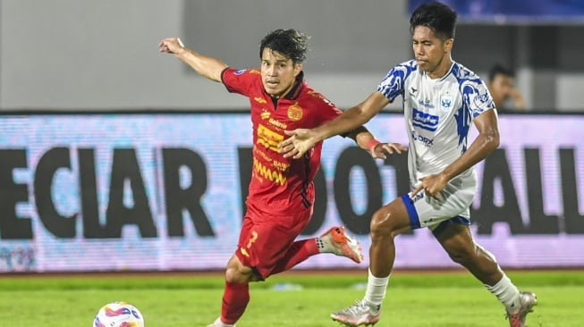 Pesepak bola Persija Jakarta Ryo Matsumura (kiri) mengejar bola dibayangi pesepak bola PSIS Semarang Sandy Ferizal (kanan) saat pertandingan Liga 1 di Stadion Indomilk Arena, Kabupaten Tangerang, Banten, Rabu (5/3/2025). Persija Jakarta menang atas PSIS Semarang dengan skor 2-0. ANTARA FOTO/Galih Pradipta/agr