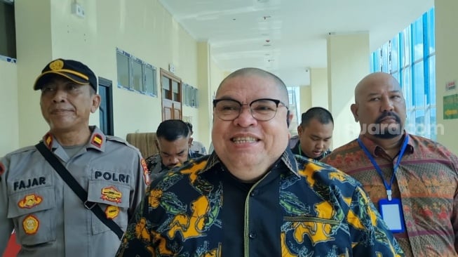 Razman Arif Nasution menghadiri sidang lanjutan melawan Hotman Paris Hutapea di Pengadilan Negeri Jakarta Utara, Kamis (6/3/2025). [Suara.com/Adiyoga Priyambodo]