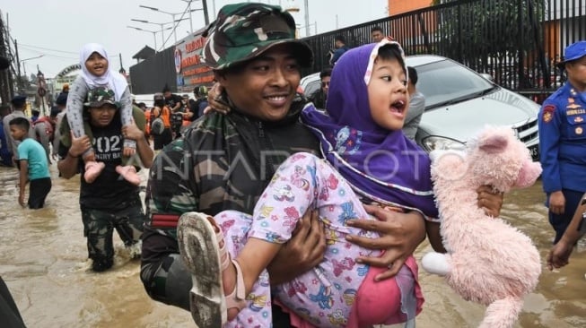 Prajurit TNI mengevakuasi anak-anak korban banjir di perumahan Pondok Gede Permai di Jatirasa, Bekasi, Jawa Barat, Selasa (4/3/2025). Menurut data Pemerintah Kota Bekasi jumlah korban terdampak banjir mencapai 16.000 jiwa dan sekitar 5.000 jiwa dari jumlah tersebut telah mengungsi. ANTARA FOTO/Fakhri Hermansyah/agr.