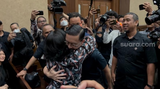 Terdakwa kasus impor gula, Tom Lembong terlihat memeluk istrinya, Franciska Wihardja jelang menghadapi sidang perdana di Pengadilan Tipikor Jakarta. (Suara.com/Dea)