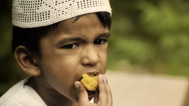 Anak harus dilatih makan sahur saat puasa Ramadan. [Dok. Antara]