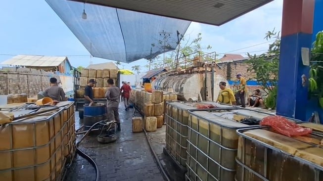 Penggerebekan gudang solar di Medan. [dok Istimewa]