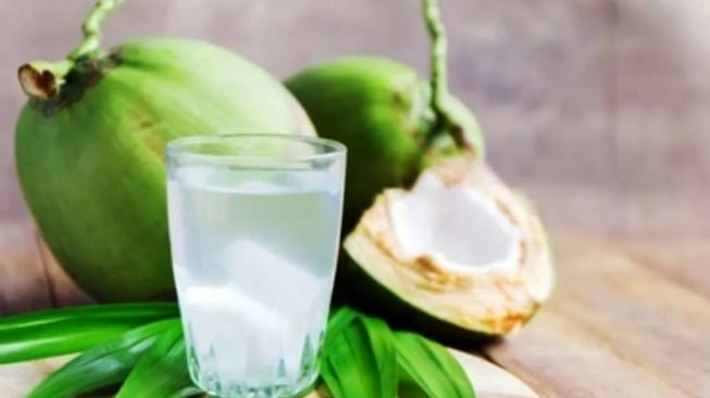 Benarkah Minum Air Kelapa Saat Berbuka Puasa Cegah Dehidrasi? Ini Fakta dan Manfaatnya!