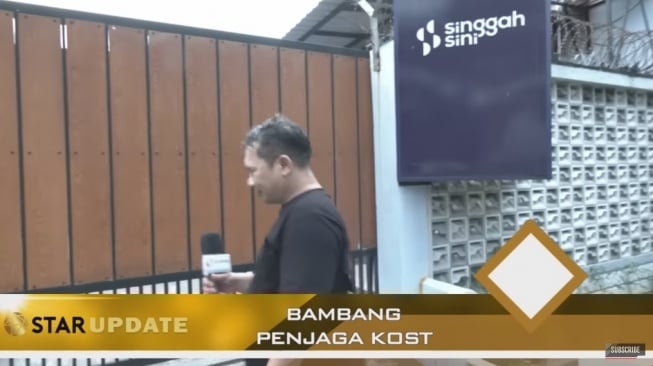 Penampakan bagian depan kos Nunung. [YouTube/STARPRO Indonesia]