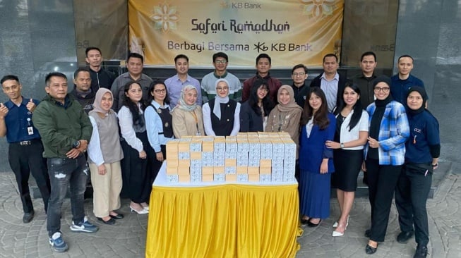 Sambut Kebahagiaan Ramadan, KB Bank Bagikan Takjil untuk Masyarakat di Bandung