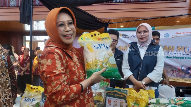 Kemensos Gelar Bazar Ramadan, Istri Gus Ipul: Beras Bulog di Sini Dijual Rp12 Ribu, Lebih Murah!