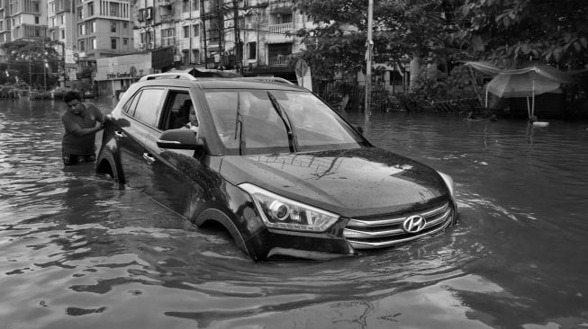 ilustrasi mobil terendam banjir (Pexels/Dibakar Roy)