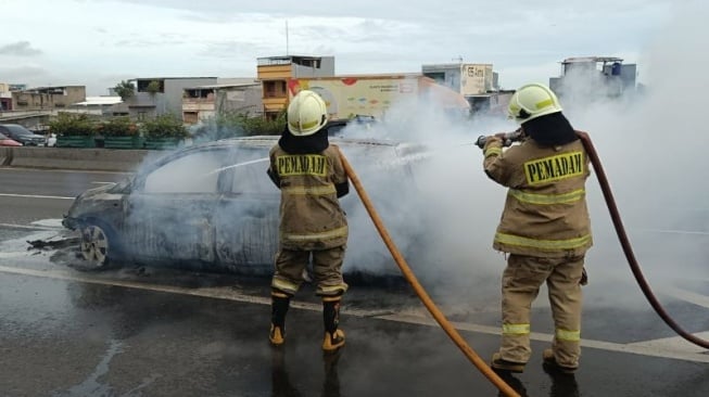 Sebuah Mobil Terbakar Saat Melintas di Tol Gedong Panjang, Diduga Terjadi Korsleting