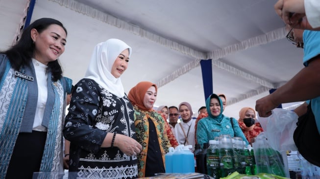 Ketua Tim Penggerak (TP) Pemberdayaan dan Kesejahteraan Keluarga (PKK) Provinsi Sumatera Selatan (Sumsel) Hj Febrita Lustia Herman Deru  membuka Operasi Pasar Ramadhan 2025