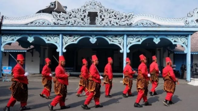 Sejumlah prajurit Keraton Kasunanan Surakarta melakukan kirab di Solo, Jawa Tengah. [Bidik layar/Antara]