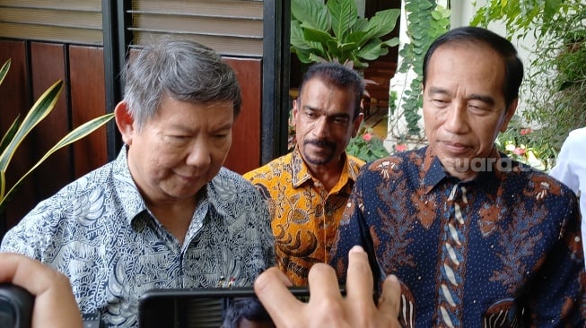 Presiden ke-7 Jokowi saat bersama Hasyim Djojohadikusumo, Jumat (7/3/2025). [Suara.com/Ari Welianto]