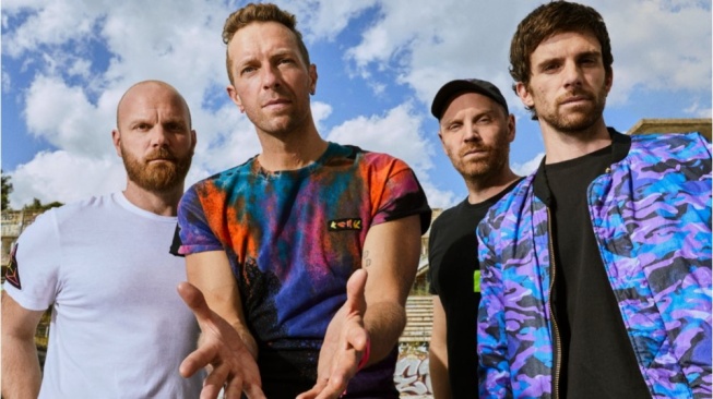 Gratis! Warga Ini Nonton Konser Coldplay dari Bukit, Chris Martin Sampai Heran
