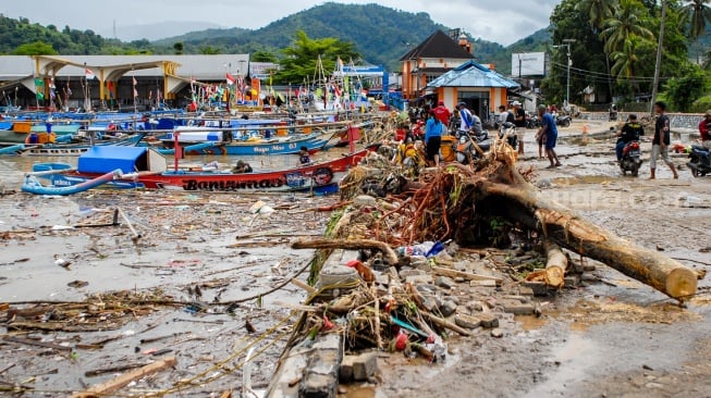 Sejumlah warga berusaha menyelamatkan barang-barang pascabanjir bandang di Dramaga 1 Pelabuhan Ratu, Kecamatan Pelabuhan Ratu, Kabupaten Sukabumi, Jawa Barat, Jumat (7/3/2025). [ANTARA FOTO/Angga/Arf/rwa]