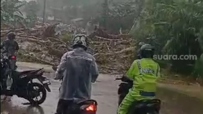 Akses Jalan Palima-Cinangka Terputus Akibat Tertimbun Longsor