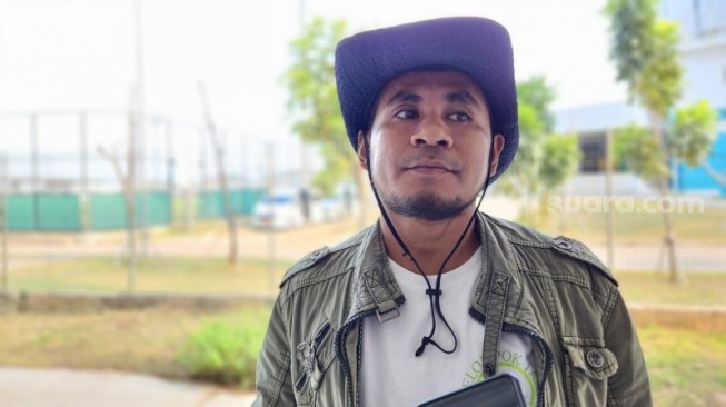 Eks warga Kampung Bayam, Martin (35) keluhkan soal harga sewa KSB karena dianggap mahal. (Suara.com/Fakhri)