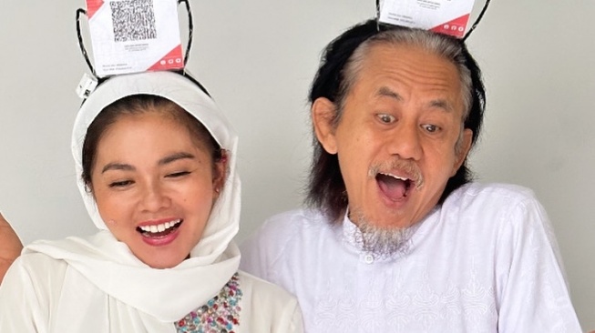 Epy Kusnandar bersama istri, Karina Ranau berjualan takjil Ramadan. [Instagram]