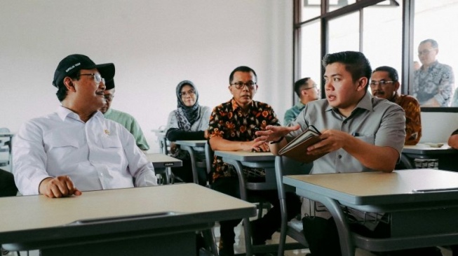 Sekretaris Kabinet (Seskab) Teddy Indra Wijaya bersama Menteri Sosial (Mensos) Saifullah Yusuf meninjau rencana lokasi Sekolah Rakyat yang ada di Sentra Terpadu Pangudi Luhur (STPL) Bekasi, Provinsi Jawa Barat pada Sabtu (8/3/2025). (Foto dok. Biro Humas Kemensos)