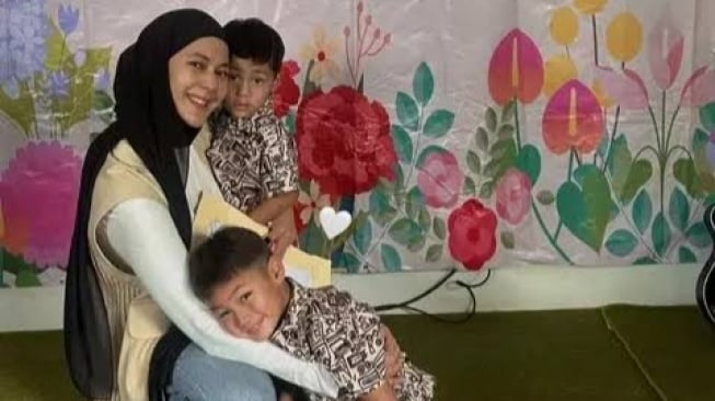 Momen Paula Verhoeven Suapi Anaknya di Mobil, Ekspresi Kiano Jadi Sorotan