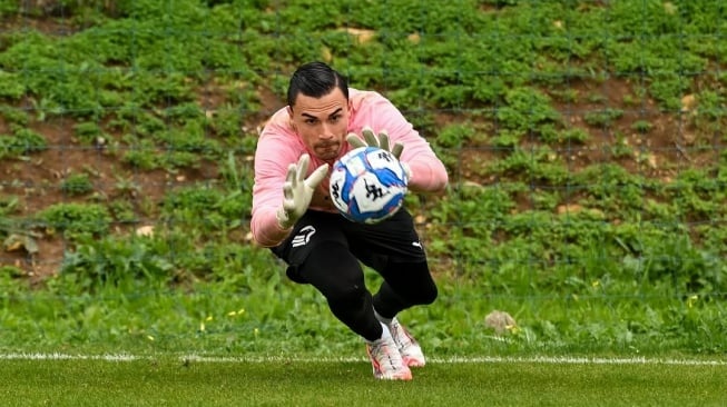 Calon kiper Timnas Indonesia, Emil Audero berseragam Palermo. [Dok. IG Emil Audero]