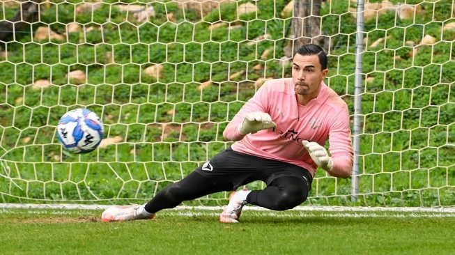 Calon kiper Timnas Indonesia, Emil Audero berseragam Palermo. [Dok. IG Emil Audero]