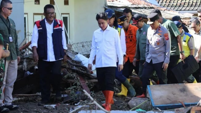 Pakai Kemeja Putih Lengan Panjang, Wapres Gibran Tinjau Jembatan Putus Akibat Banjir di Sukabumi