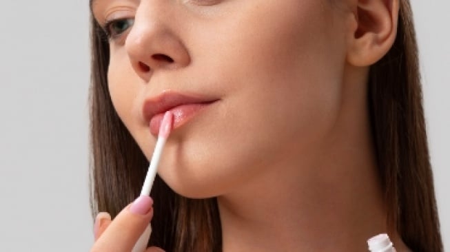 3 Lip Serum yang Bisa Gantikan Lip Balm untuk Bibir Kering, Wajib Punya!