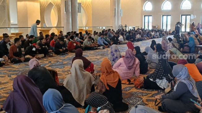 Peserta program golek garwo di Masjid Raya Sheikh Zayed Solo saat melakukan ta'aruf awal, Sabtu (8/3/2025). [Suara.com/Ari Welianto]