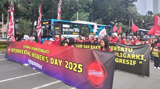 Buruh Perempuan Bawa 14 Tuntutan saat Peringati Aksi IWD: Stop PHK hingga Sahkan RUU PPRT!