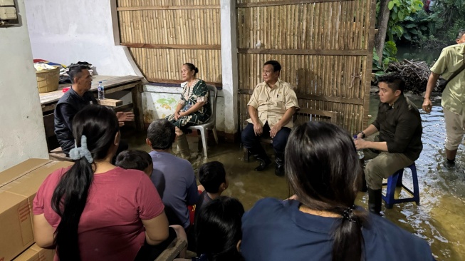 Didampingi Seskab Teddy, Prabowo Datangi Warga Terdampak Banjir Bekasi, Sempatkan Buka Puasa Bersama