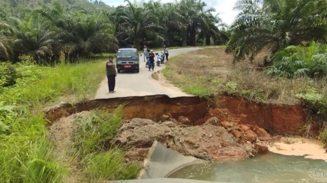 Akses Jalan Penghubung 2 Kecamatan di Dharmasraya Amblas, Penyebabnya Masih Misteri!