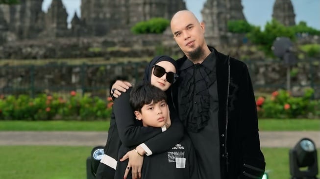 Ahmad Dhani dan Mulan Jameela bersama putranya, Muhammad Ali. [Instagram/@ ahmaddhaniofficial]