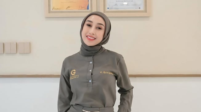 Segini Harga Skincare Dokter Reza Gladys, Kini Berseteru dengan Nikita Mirzani