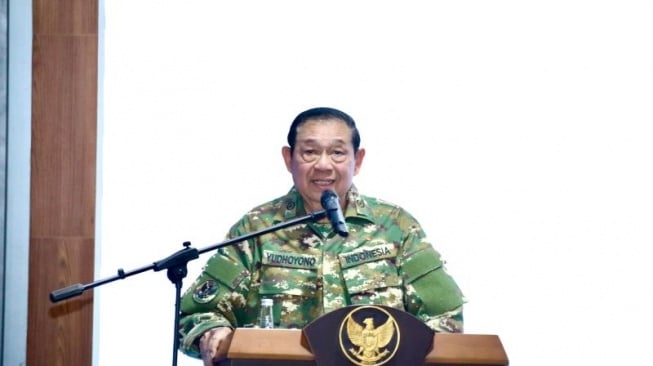 Presiden ke-6 RI Susilo Bambang Yudhoyono (SBY) pada Retret Kepala Daerah 2025 di Lembah Tidar Akademi Militer (Akmil) Magelang, Jawa Tengah, Kamis (27/2/2025). (ANTARA/HO-Puspen Kementerian Dalam Negeri)